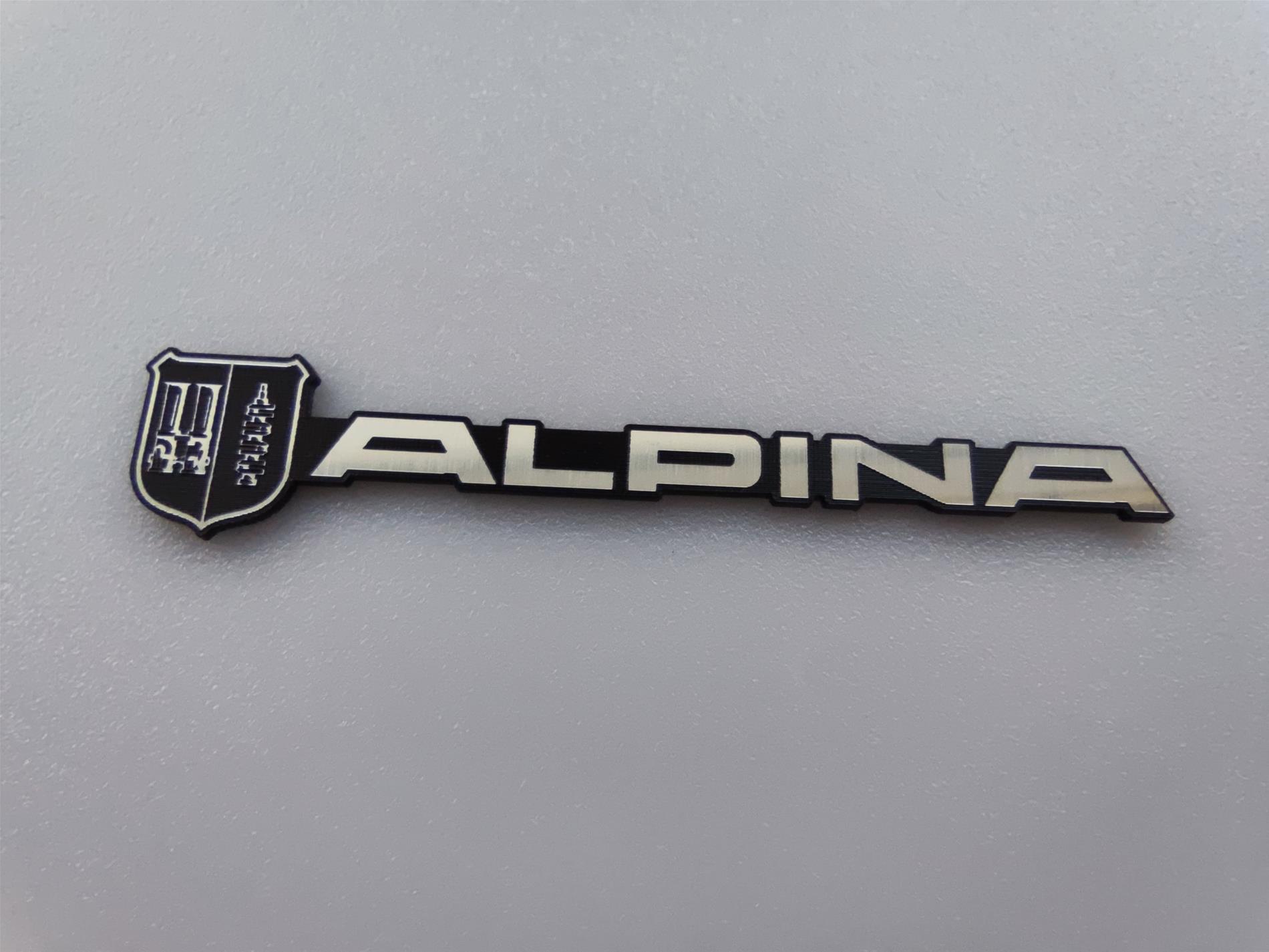 Alpina yazılı logolu etiket