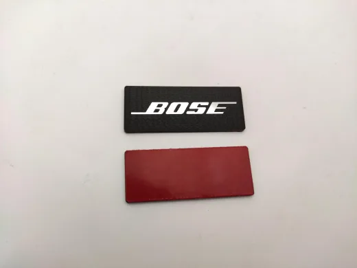 Bose gümüş yazılı siyah logo