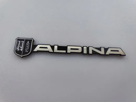 Alpina yazılı logolu etiket