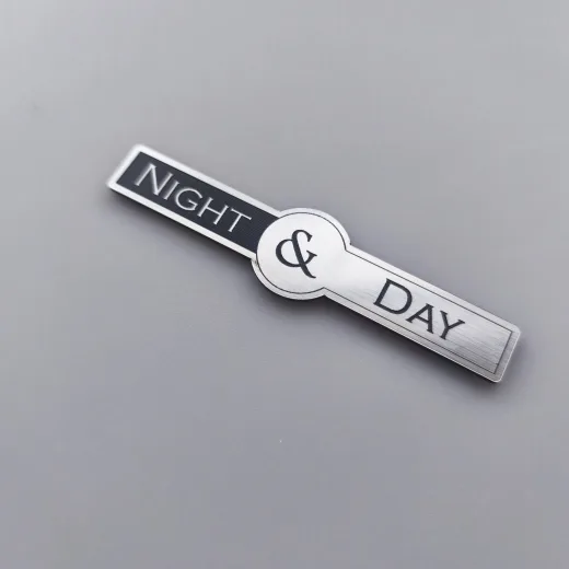 Night & Day Gece Gündüz Etiketi: Şık ve Fonksiyonel Çift Taraflı Etiket
