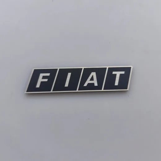 Tofaş için Fiat yazılı Plastik Araba Etiketi