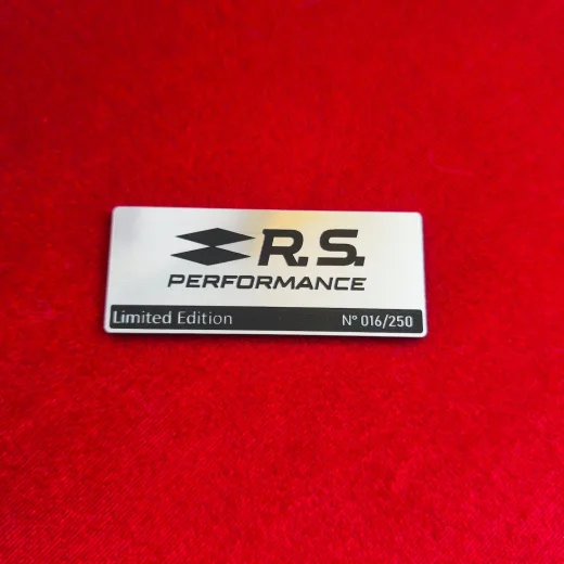 Renault RS Sınırlı Üretim Plastik Amblem | Özel Seri Logo Etiketi