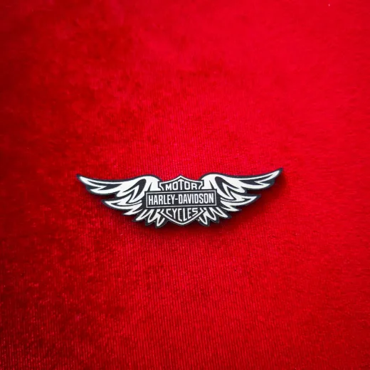 Harley Davidson Kanatlı Akrilik Amblem - Gümüş & Siyah Kabartmalı Logo