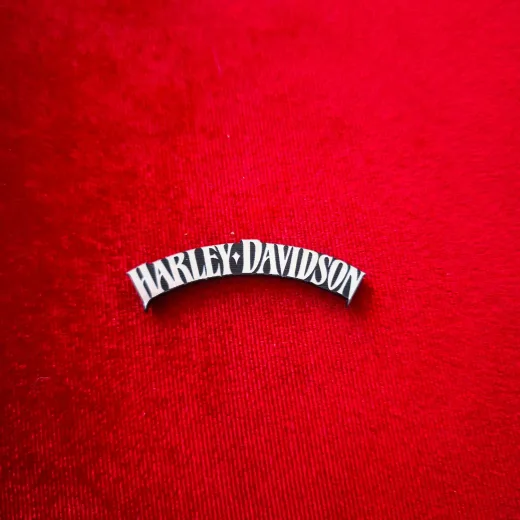 Harley Davidson Kavisli Akrilik Amblem - Gümüş & Siyah Kabartmalı Logo