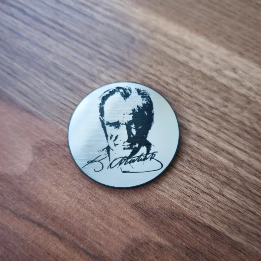 Atatürk İmzası ve Silüeti Yuvarlak Yapışkanlı Plastik Etiket