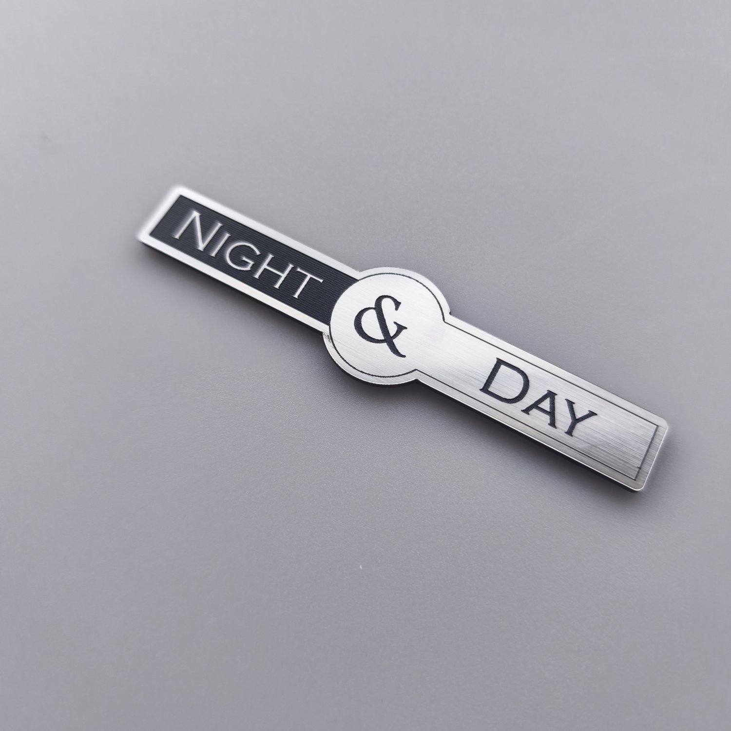 Night & Day Gece Gündüz Etiketi: Şık ve Fonksiyonel Çift Taraflı Etiket