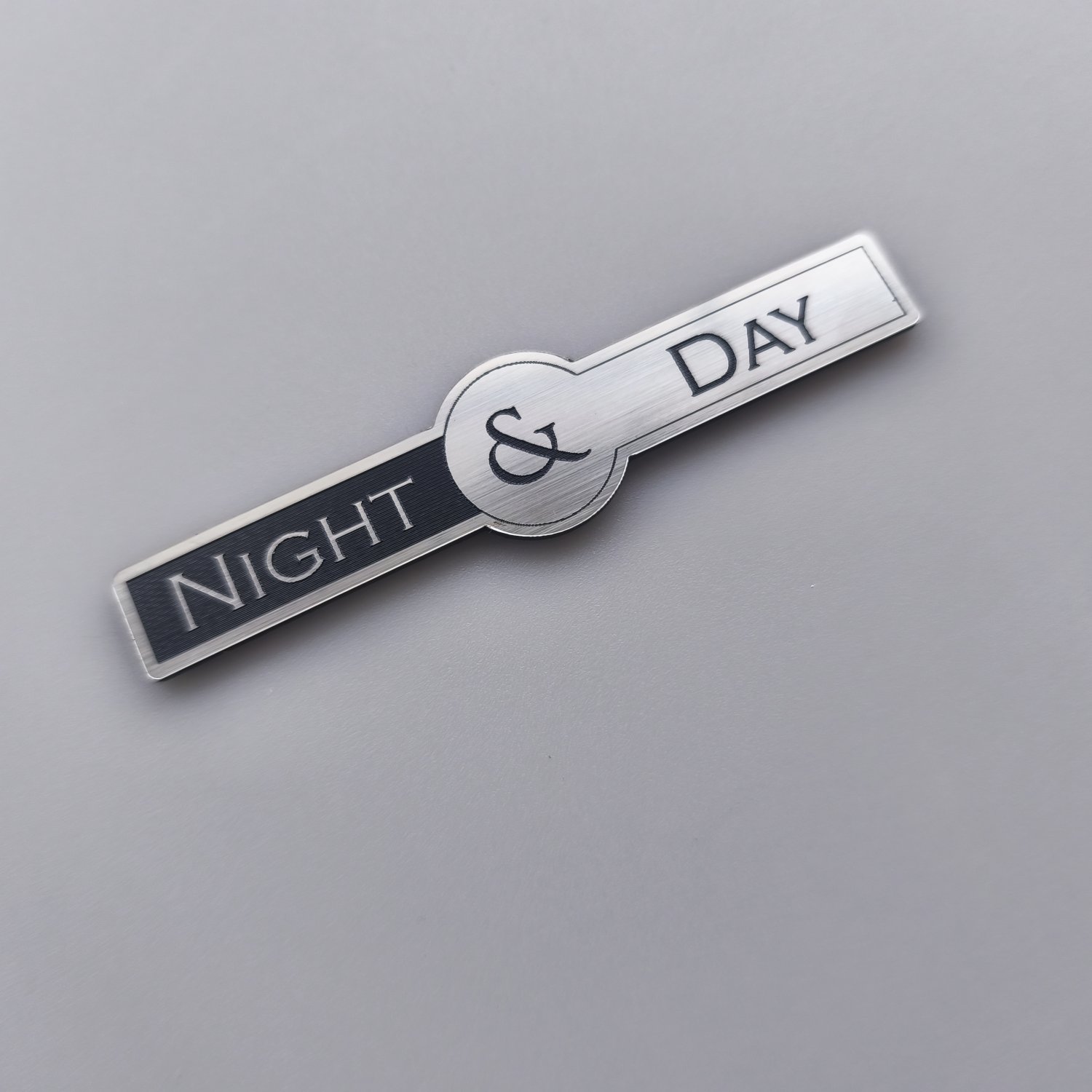 Night & Day Gece Gündüz Etiketi: Şık ve Fonksiyonel Çift Taraflı Etiket - Resim 4