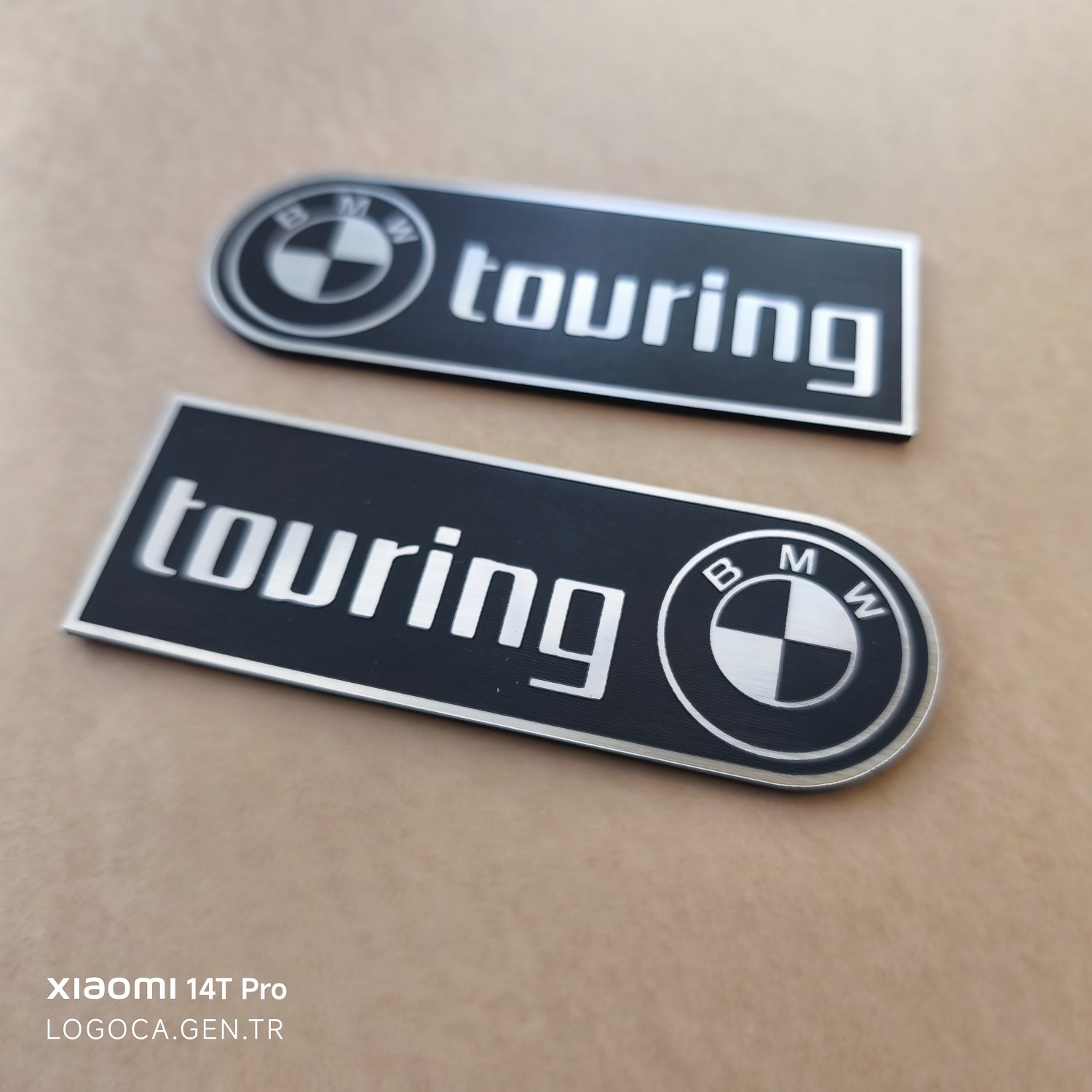 BMW Touring Bir Tarafı Yuvarlak Siyah Üzeri Gümüş Yazılı Plastik Etiket (10x3,5cm) - Resim 4