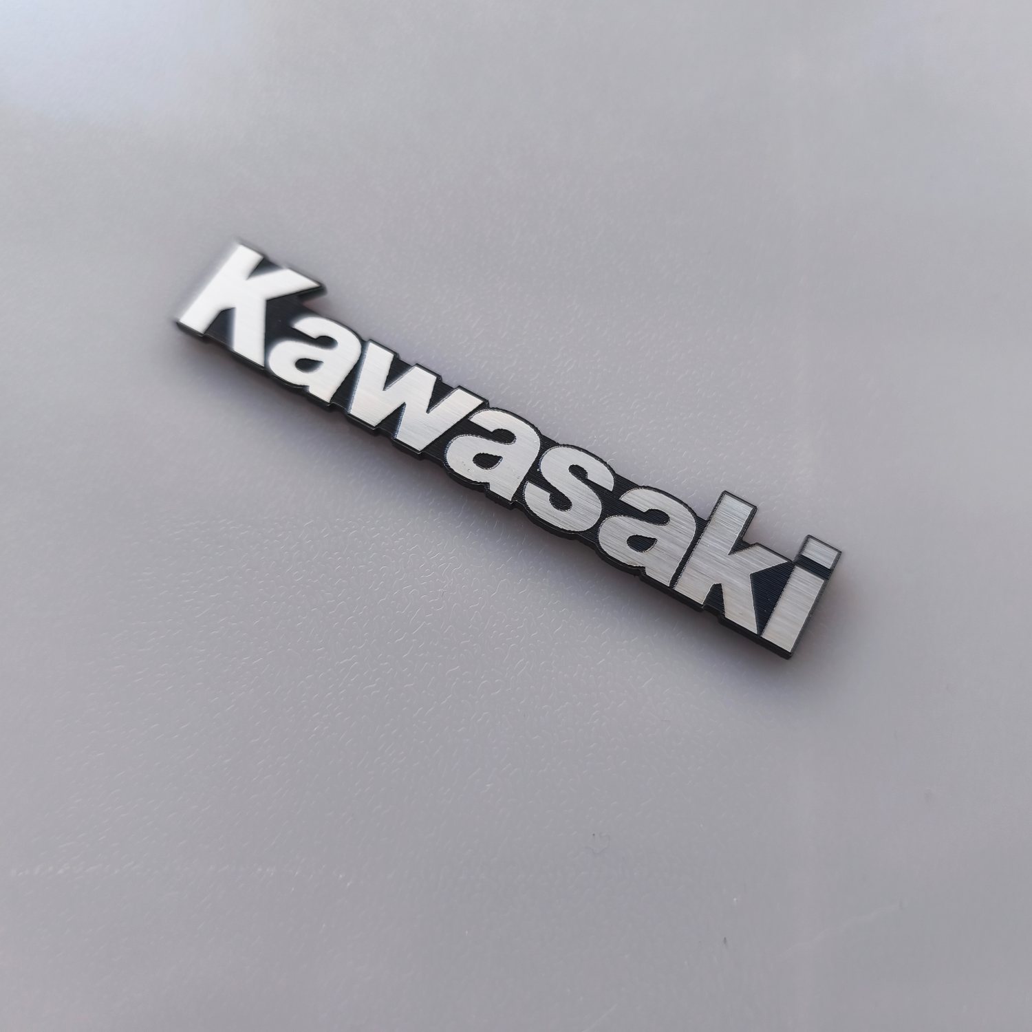 Kawasaki Motosiklet Yazısı Sticker - 3 Farklı Boy Seçeneği ile Kaliteli ve Dayanıklı - Görsel 1