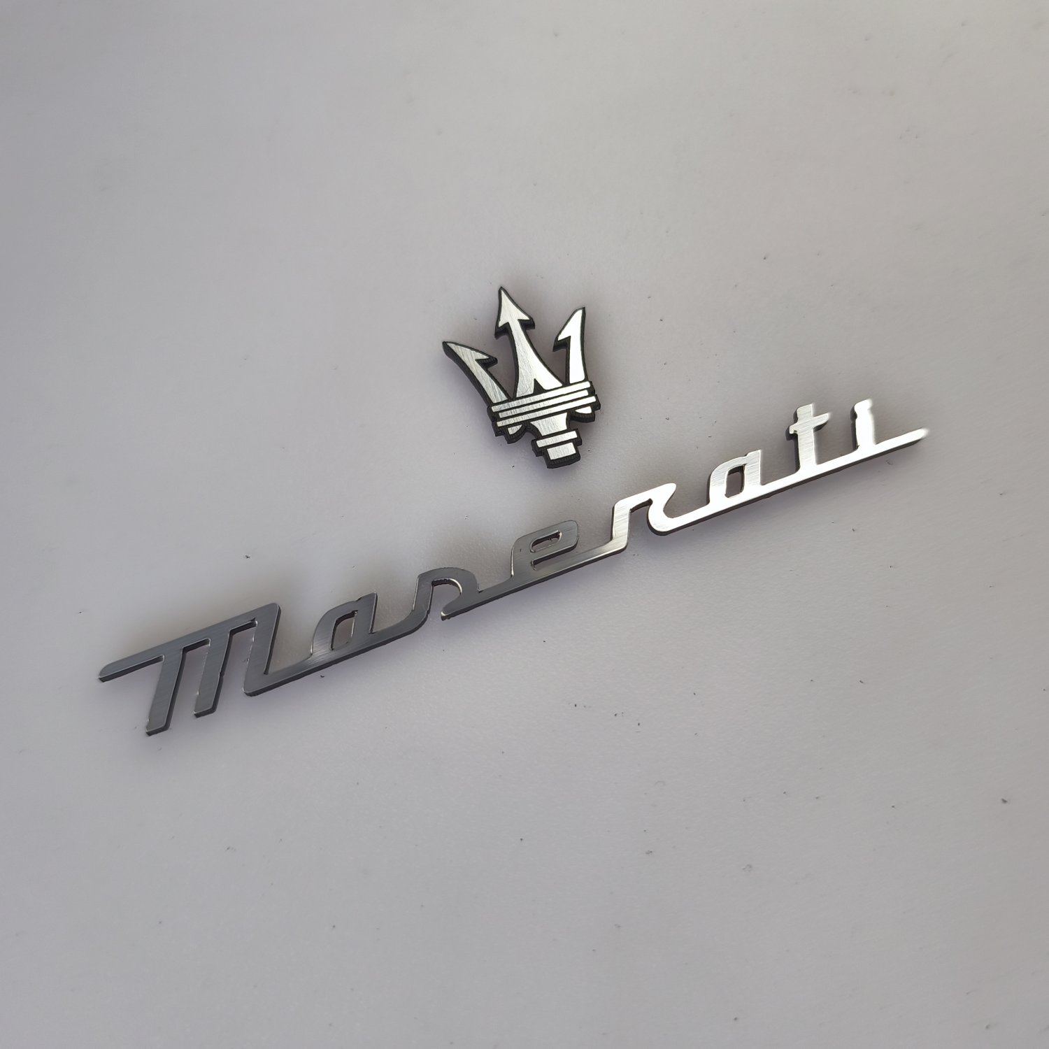Maserati 3D Kabartmalı Torpido Logo ve Yazı Seti - metal görünümlü plastik etiket - Resim 2