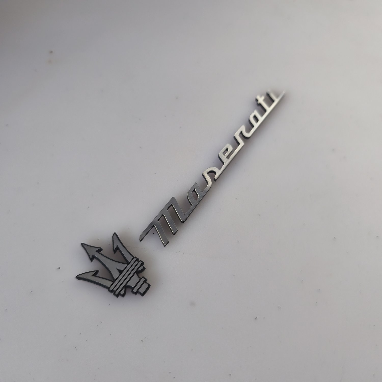 Maserati 3D Kabartmalı Torpido Logo ve Yazı Seti - metal görünümlü plastik etiket - Resim 3
