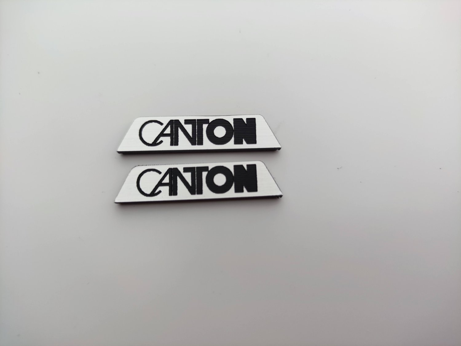 Üçgen köşekli Canton logo
