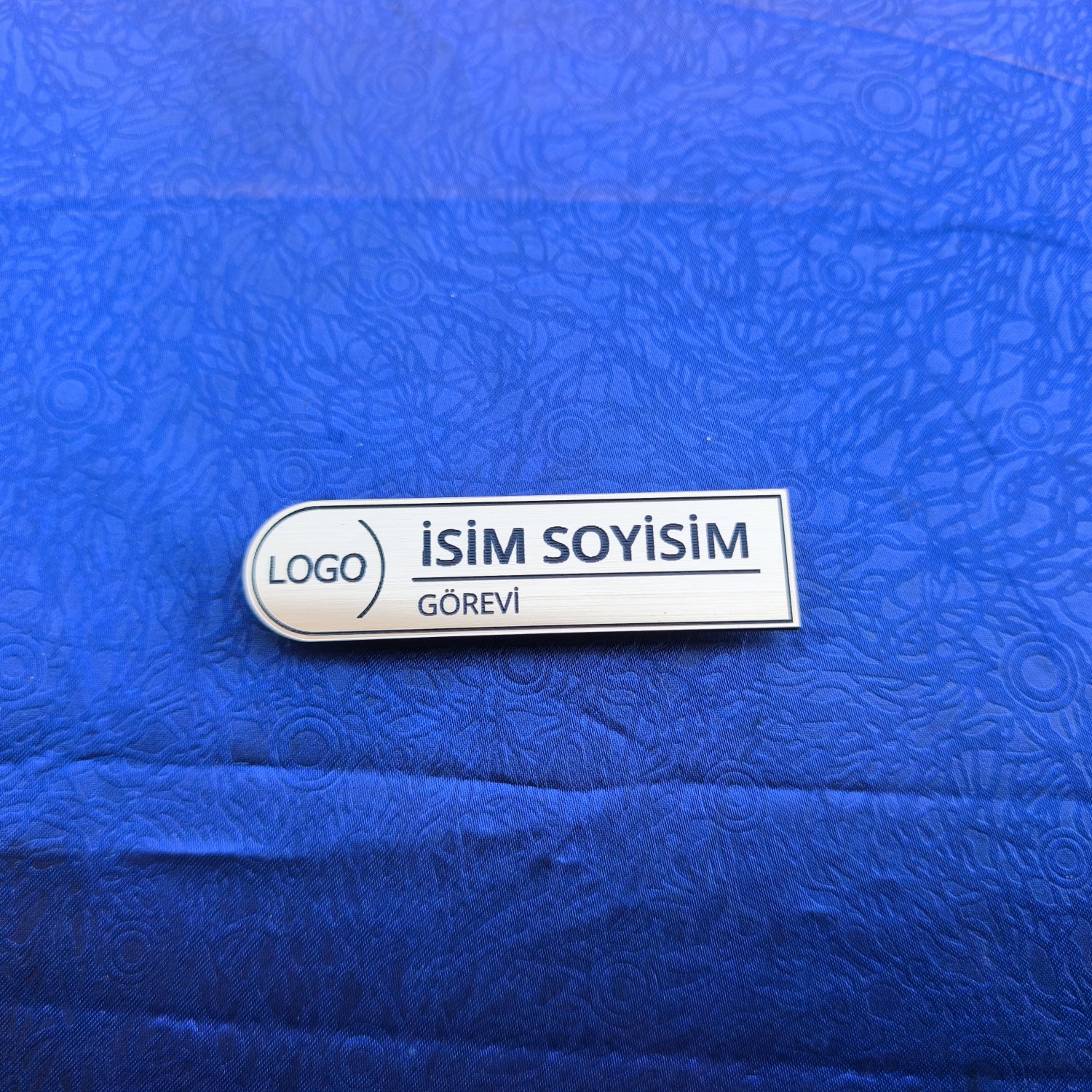 Özelleştirilebilir Şık Mıknatıslı Yaka Kartı 7,5x2cm - Pratik ve Zarif Çözüm için Hemen Tasarla