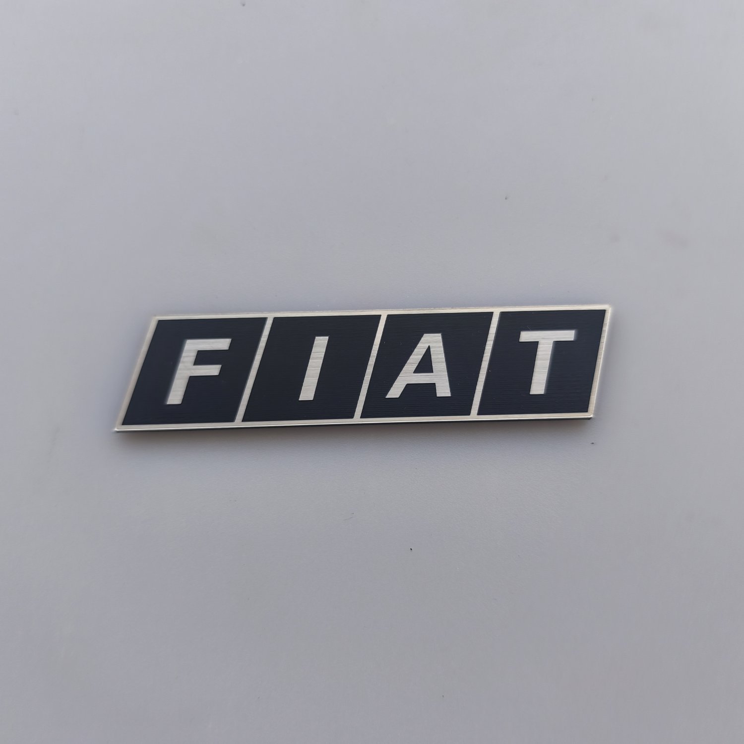 Tofaş için Fiat yazılı Plastik Araba Etiketi - Görsel 1