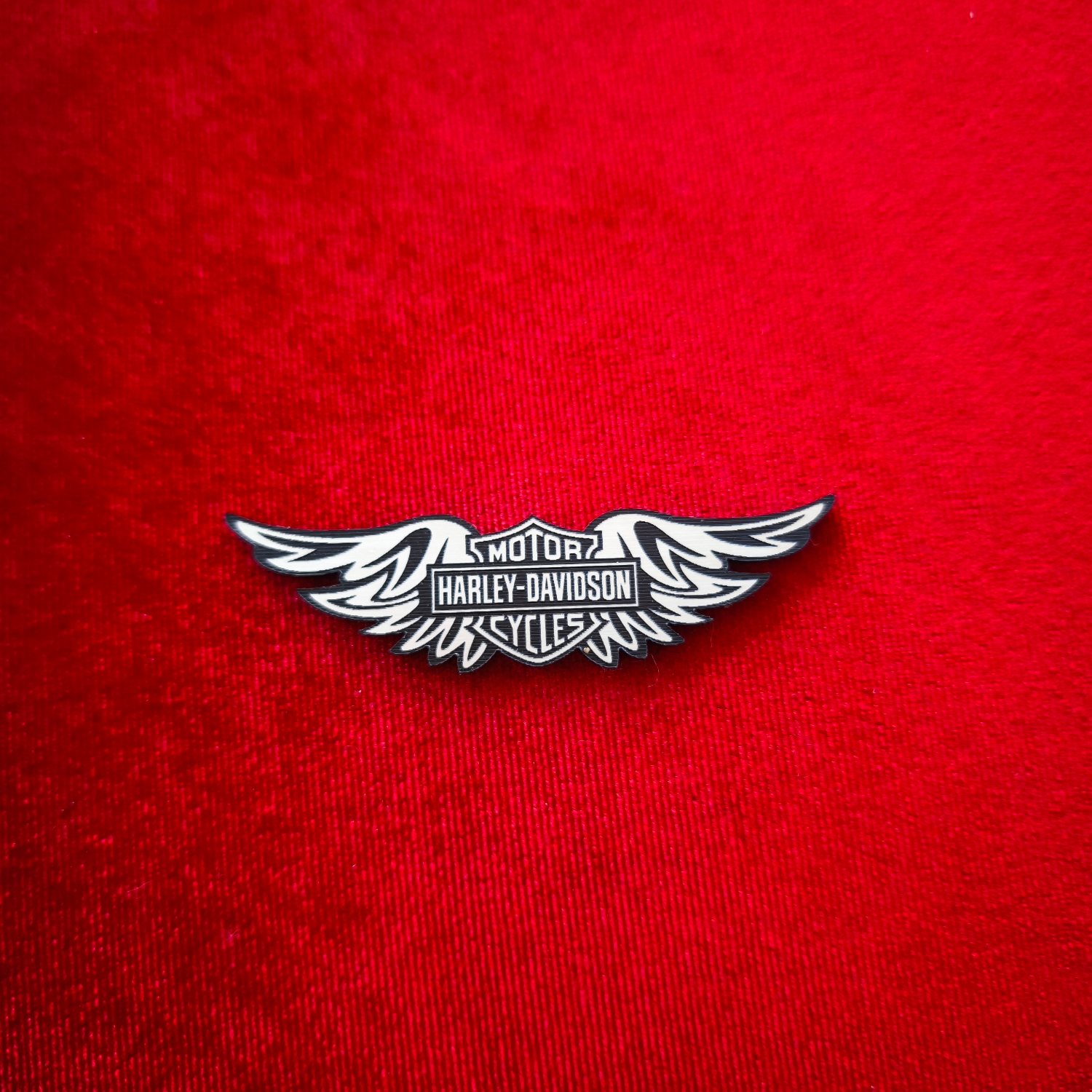 Harley Davidson Kanatlı Akrilik Amblem - Gümüş & Siyah Kabartmalı Logo - Görsel 1