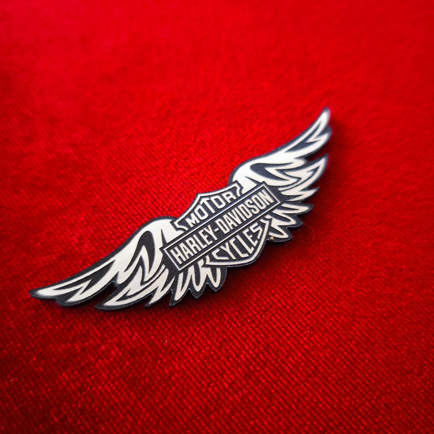 Harley Davidson Kanatlı Akrilik Amblem - Gümüş & Siyah Kabartmalı Logo - Görsel 3