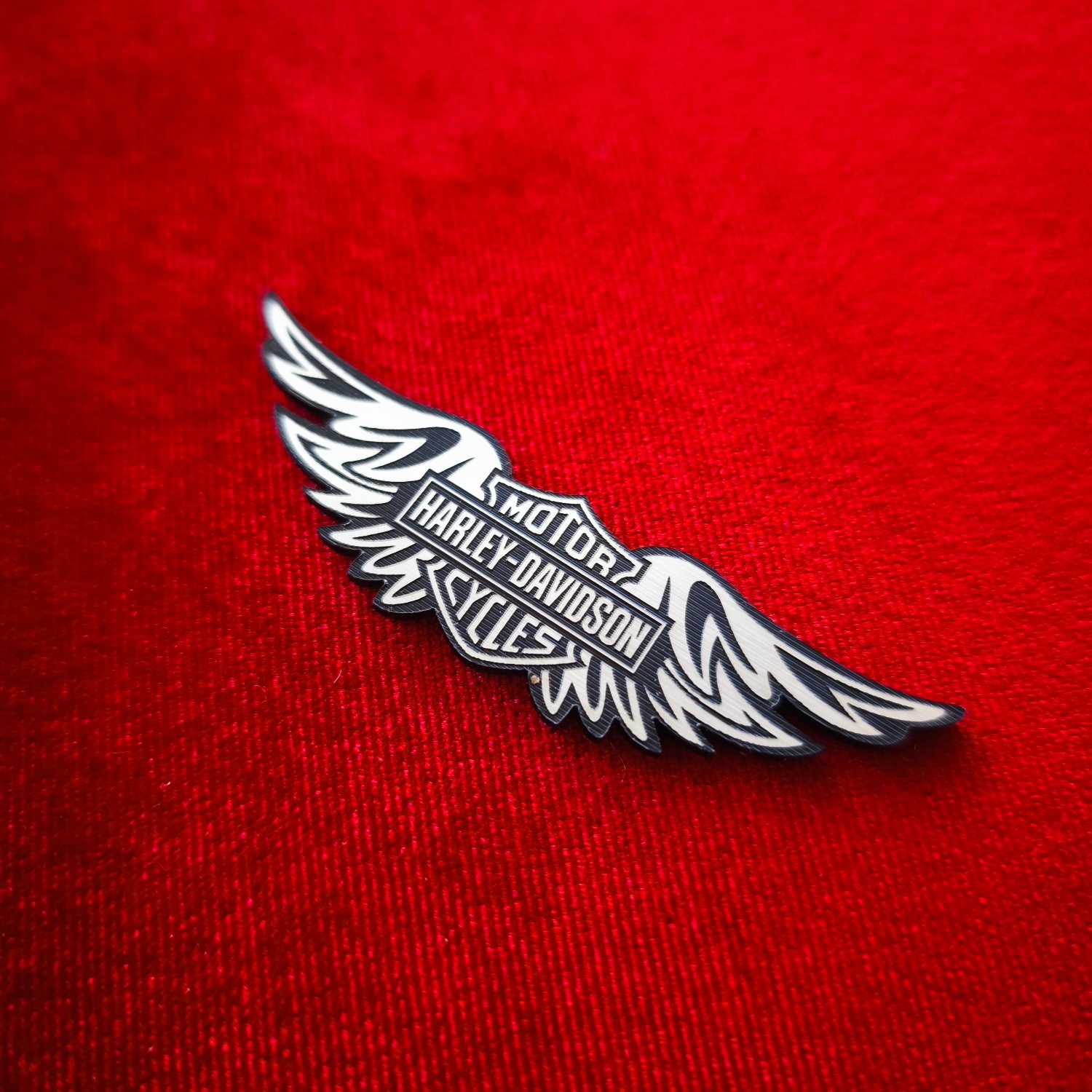 Harley Davidson Kanatlı Akrilik Amblem - Gümüş & Siyah Kabartmalı Logo - Görsel 4