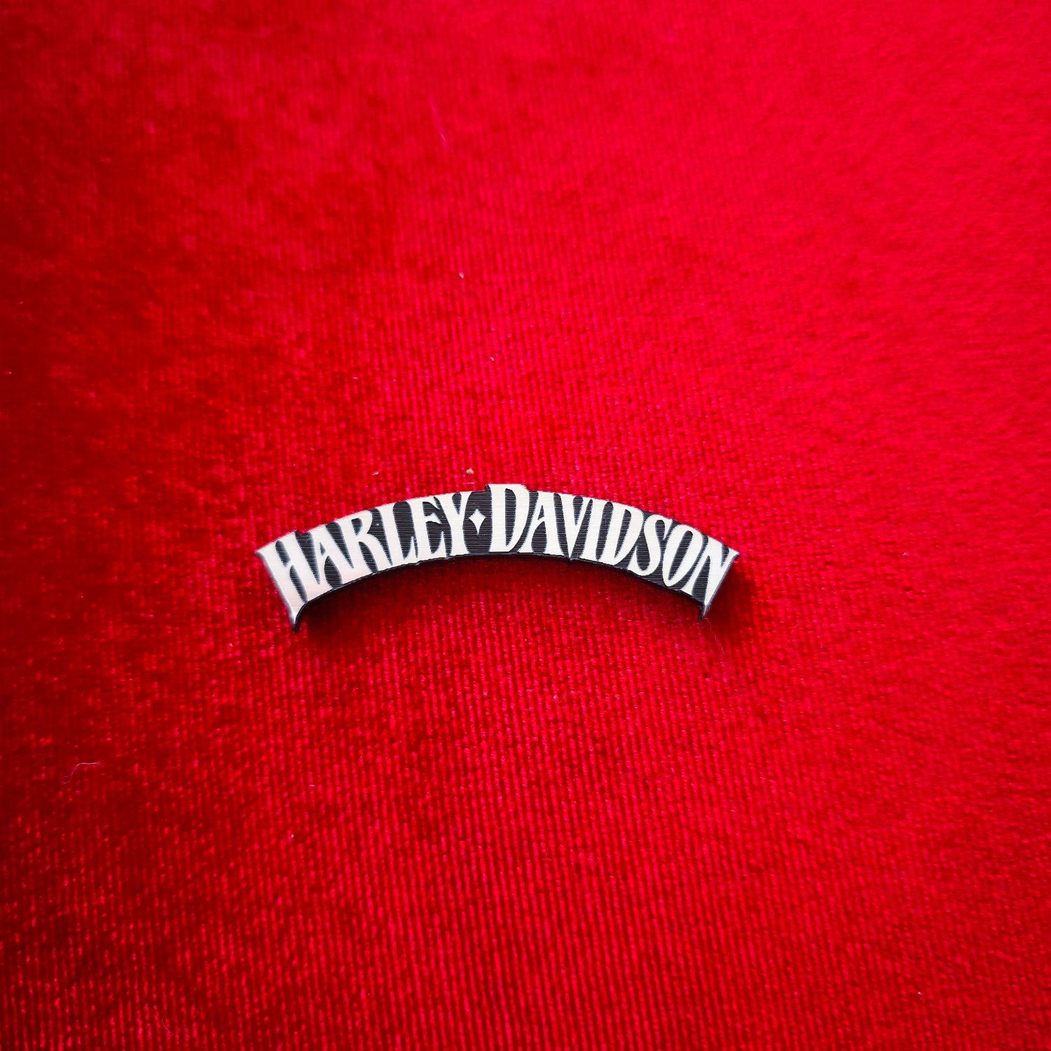 Harley Davidson Kavisli Akrilik Amblem - Gümüş & Siyah Kabartmalı Logo - Görsel 1