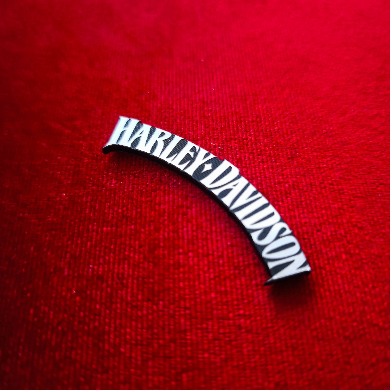 Harley Davidson Kavisli Akrilik Amblem - Gümüş & Siyah Kabartmalı Logo - Görsel 3
