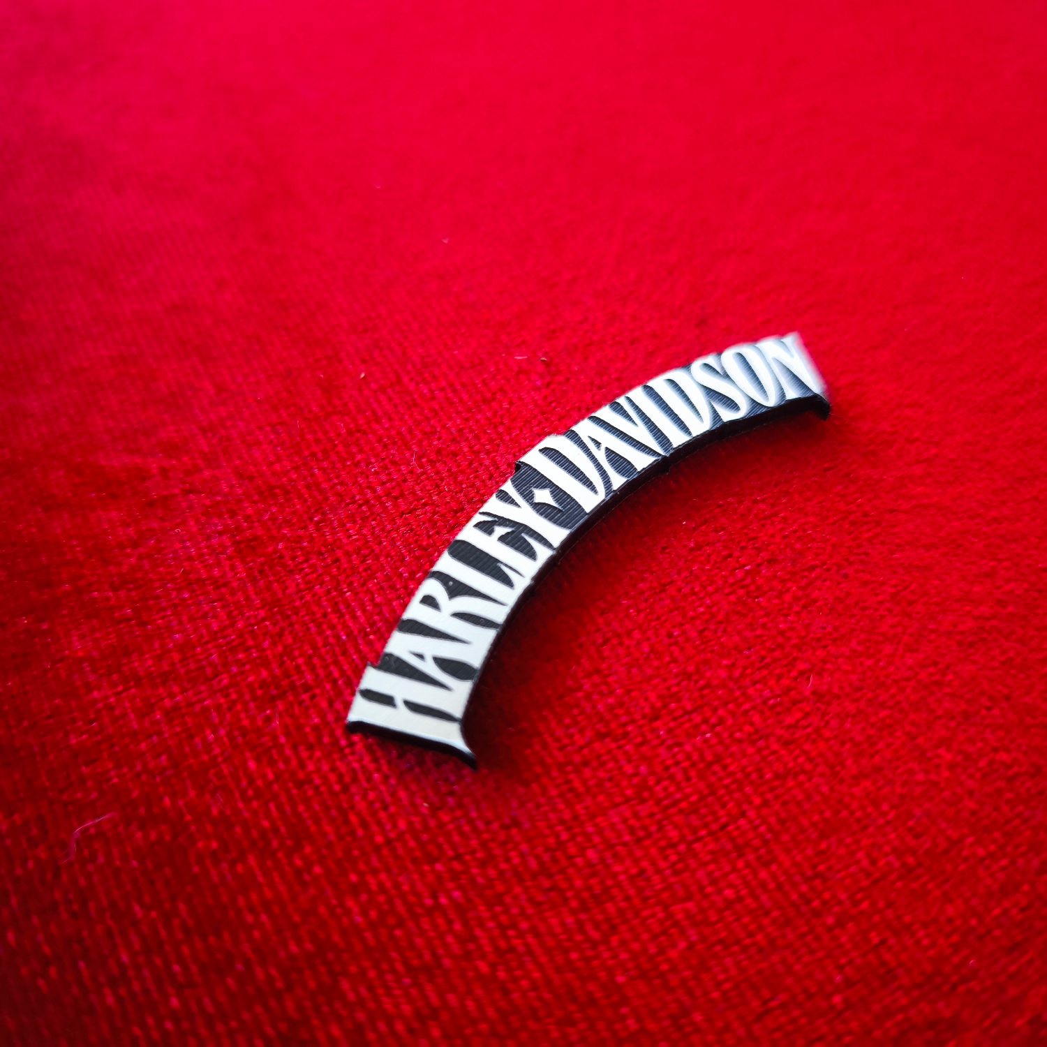 Harley Davidson Kavisli Akrilik Amblem - Gümüş & Siyah Kabartmalı Logo - Görsel 4
