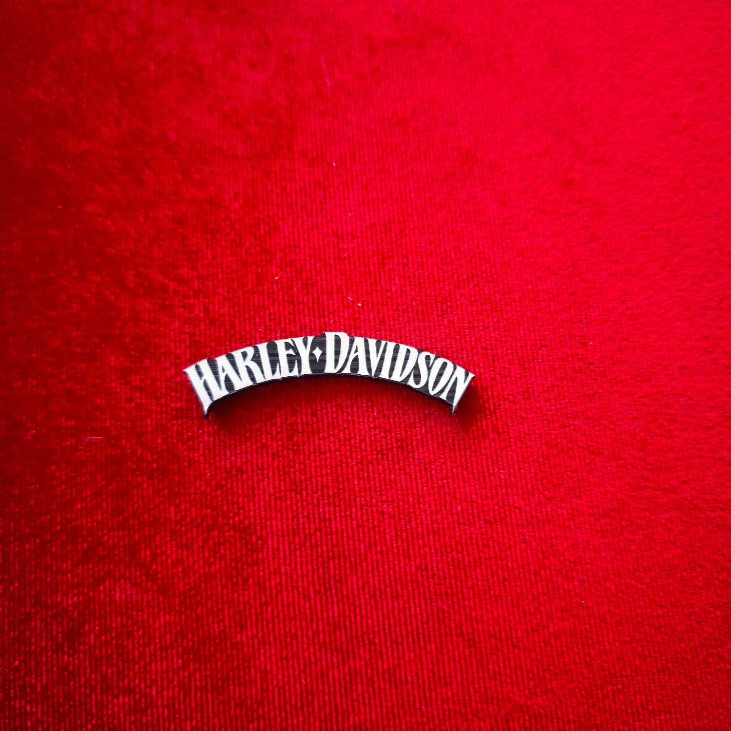 Harley Davidson Kavisli Akrilik Amblem - Gümüş & Siyah Kabartmalı Logo - Görsel 5