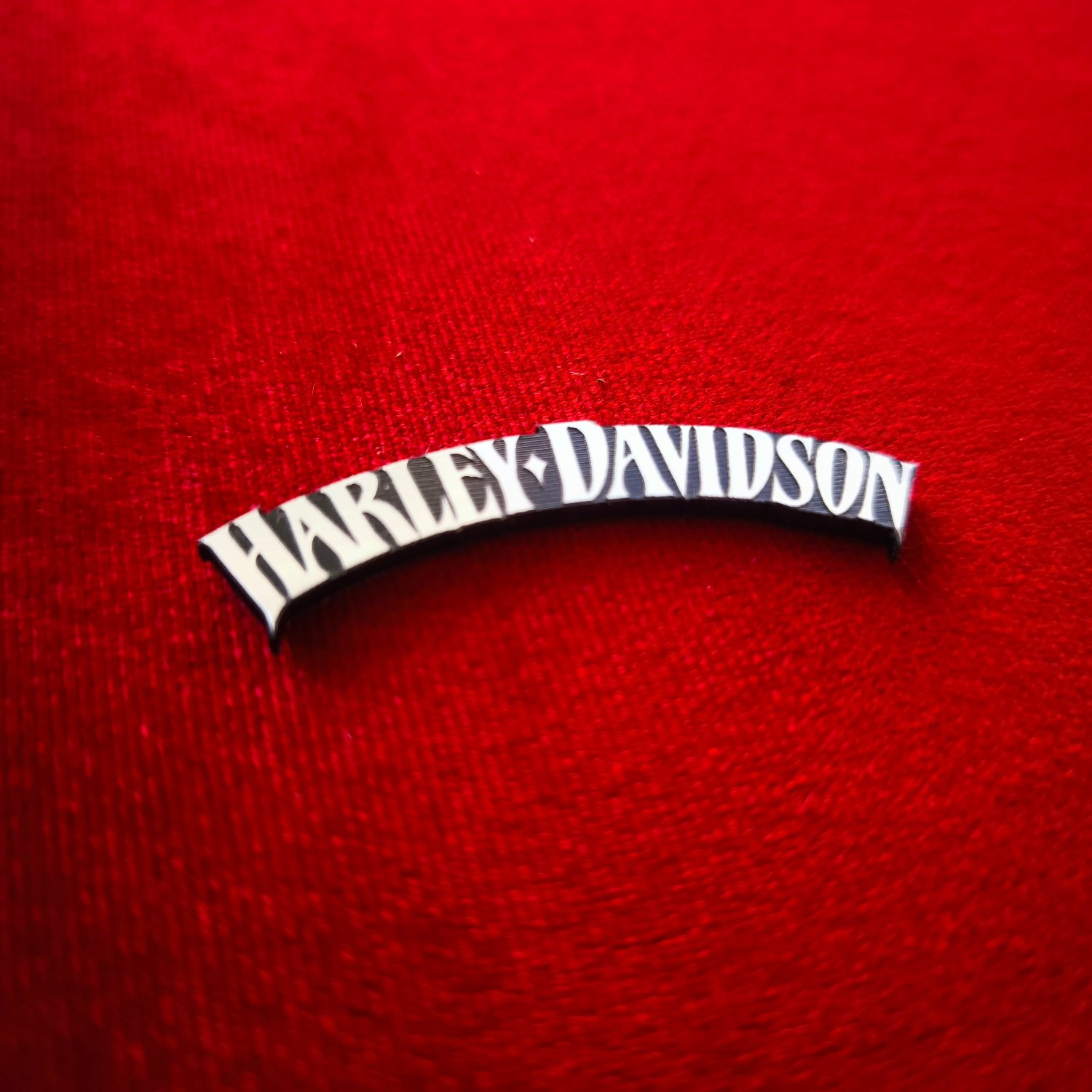 Harley Davidson Kavisli Akrilik Amblem - Gümüş & Siyah Kabartmalı Logo - Görsel 6